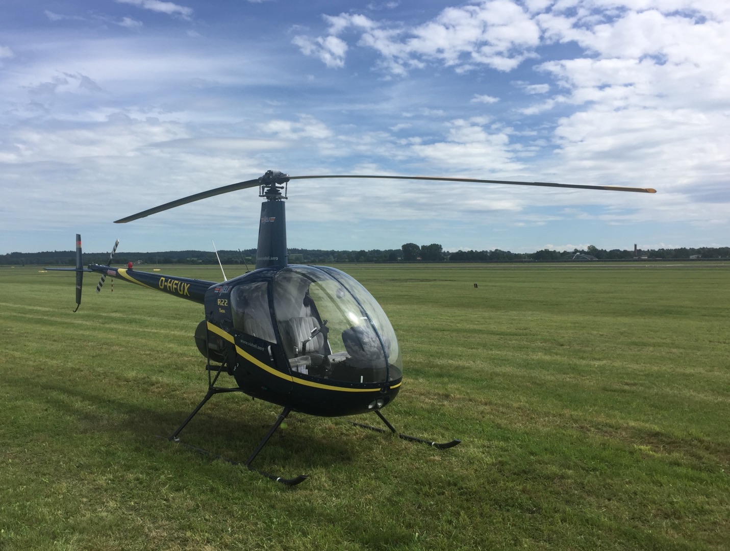 Schwarzer Robinson R22 auf einer Graspiste